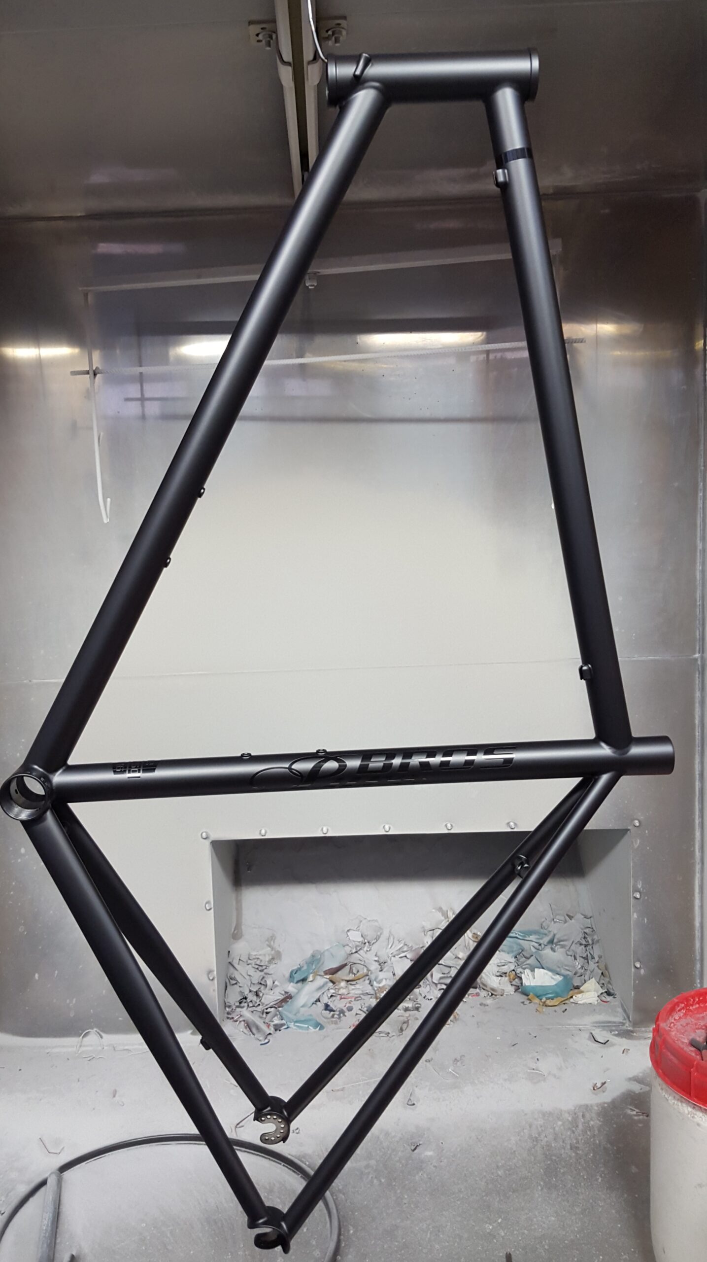 Rahmen in Mattschwarz mit gepulverten Decals in Schwarz glänzend PureBros