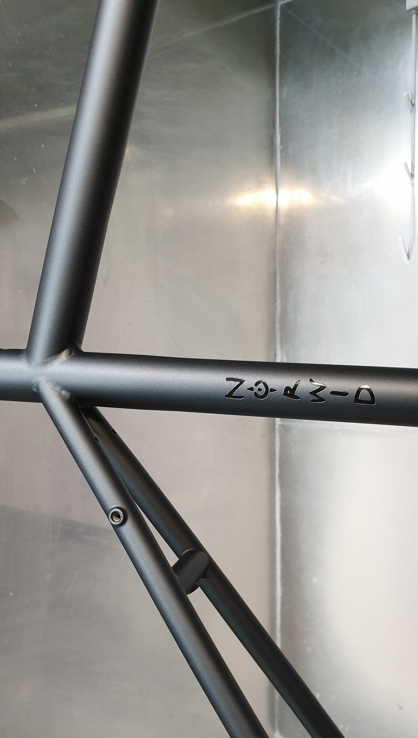 Rahmen in Mattschwarz mit gepulverten Decals in Schwarz glänzend Norwid