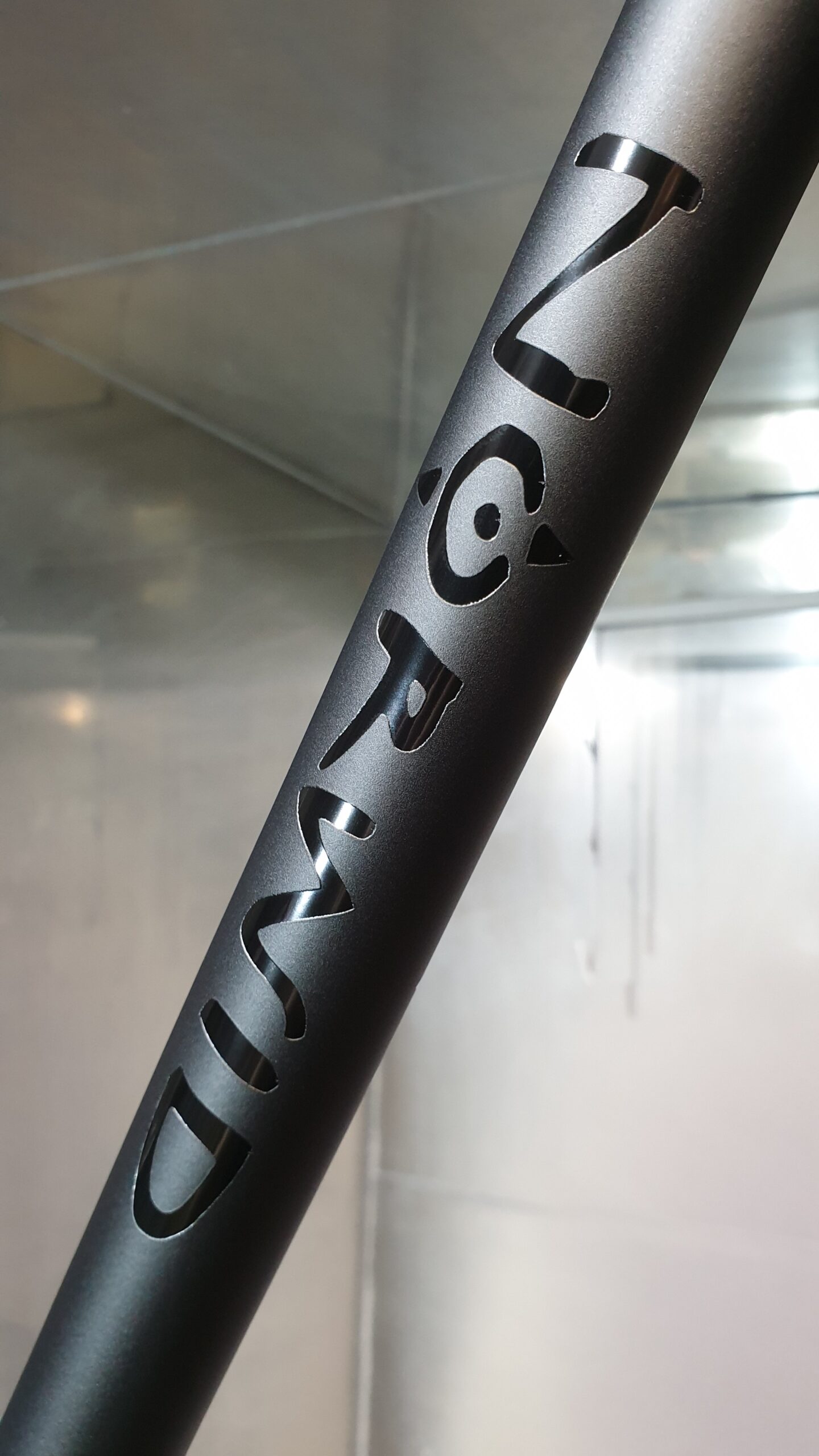 Rahmen in Mattschwarz mit gepulverten Decals in Schwarz glänzend Norwid